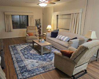 3-bedroom mobile home near the Colorado River - Паркер - Вітальня