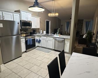 New Cozy townhouse-kings & patio - Warner Robins - Kitchen