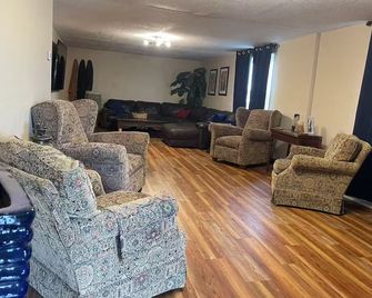 The Farmhouse at Truman Lake - Clinton - Living room