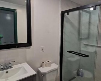 586 Hotel - Toronto