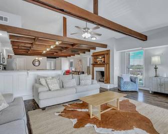 Penthouse Loft- Balcony Over Downtown Statesboro - Metter - Wohnzimmer