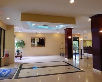 North Miami Beach Gardens Inn & Suites - Норт-Маямі-Біч - Лоббі