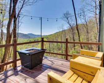 Deck and Fire Pit Mtn-View Cabin in Rabun Gap - Rabun Gap - Balcony