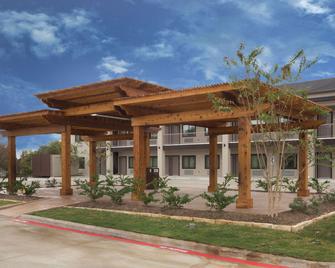 Baymont by Wyndham Bryan College Station - Bryan - Building