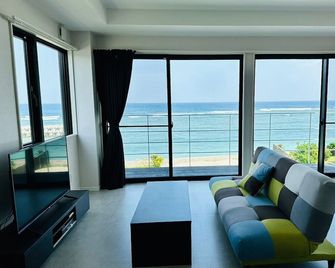 Az Hotel Ocean View - Amami - Wohnzimmer