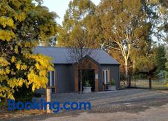 Irongate Studio B&B - Watervale - Building