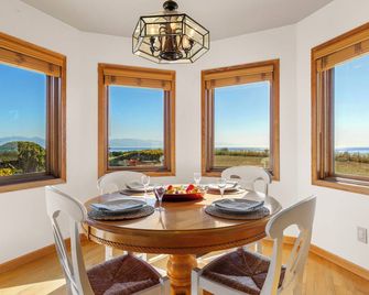 Seacliff Haven Waterfront Luxury, Stunning Views, Hot Tub & Game Room - Coupeville - Jídelna