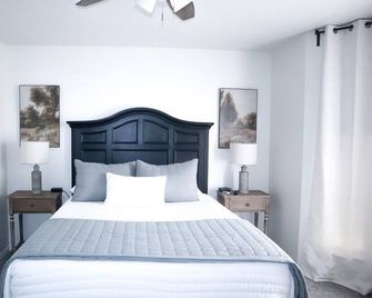 West Side Raider Modern Comfort - Lubbock - Bedroom
