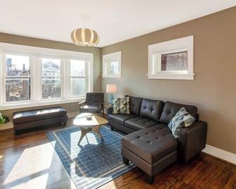Chic Minimalist Gem w/ Fenced Backyard + W/D - St. Louis - Wohnzimmer