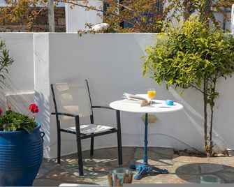 Sunset Beach house with two bedrooms - Stelida - Innenhof