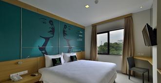 Zodiak Mt Haryono By Kagum Hotels - Jakarta - Bedroom