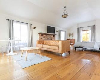 30 Pct Off! Malibu Romantic Suite, Ocean View, Beach - Malibu - Living room