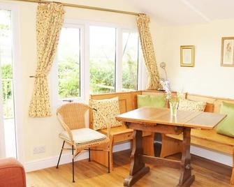 Dove Meadow - Stoke-on-Trent - Dining room
