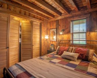 The Honey Barn & Honey House Llc - Westby - Habitación