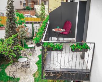 Etnomania Boutique Hotel - Pristina - Patio