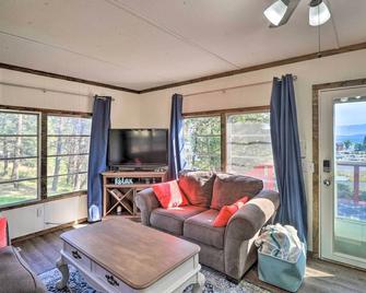 Cozy Lakeside Home with Lake and Mountain Views! - Lakeside - Sala de estar