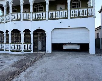 Relax and enjoy in this beautiful home in a quiet neighbourhood. - May Pen - Building