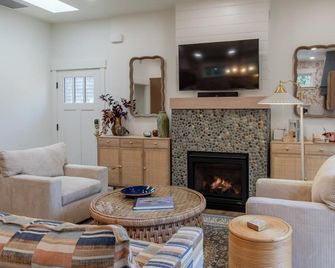 Luxury amenities, 2BR with ensuites, 3 min walk to beach, fire pit, 2 fireplaces, designer decor - Cannon Beach - Living room