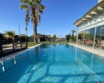 Rooms Smart Luxury Hotel & Beach - เซสเม - สระว่ายน้ำ