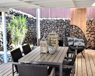 Charming bungalow near world class resort beaches with ocean/sunset views. - Waimea (Big Island) - Restaurant