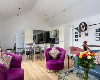 Merok Mill House, Luxury accommodation for 4 persons. 2 x king or 1 King + 2 sng - Bangor - Wohnzimmer