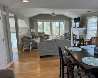 Beautiful Home On the Canal with Boat Dock - Walk to the Beach - Fenwick Island - Essbereich