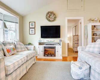 Walk To Goose Rocks Beach Quiet Townhome - Kennebunkport - Living room