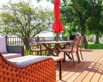 \'Miller Bay Hideaway\' on Lake Osakis- 2 Bedroom Lake home with beautiful views! - Osakis - Patio