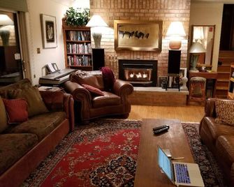 Prestigious residential family friendly home overlooking Golf Course!!! - Kingston - Lounge