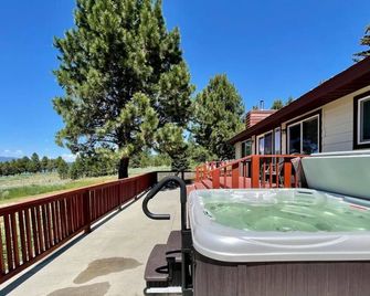 Pet Friendly Getaway Overlooking Lake Cascade - Cascade - Balcony