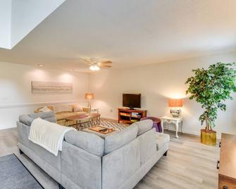 Charming Seneca Home - 3 Mi to Memorial Stadium! - Seneca - Living room