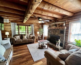 Cabin on Main- Cozy Downtown Burnsville! - Burnsville - Living room