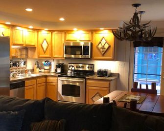 Lake Placid Get-a-way!!! Walking Distance to Main St and Mirror Lake - Lake Placid - Cocina