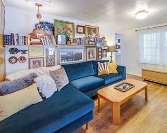 Newport Cabin on Diamond Lake w/ Private Boat Dock - Newport - Living room