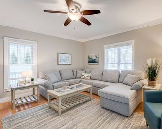Swimming Pool & Shuffleboard - 2 Blocks to Kid's Corner & South Beach - South Haven - Living room