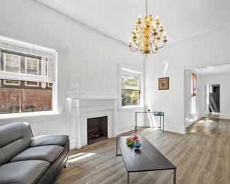 The Comfort Zone Palace/Spacious and Unique - Milwaukee - Sala de estar