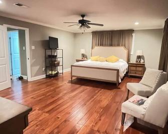 Classic southern home! Beautiful big kitchen, and centrally located home. - Denham Springs - Спальня