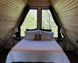 NEW! Romantic Adults only secluded Aframe on Grand Lake O’Cherokees. Lake front. - Afton - Bedroom
