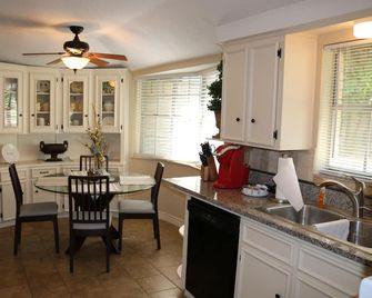 Air Park Home - Fly In/Fly Out - Plano - Dining room