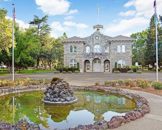 Close to Sonoma Plaza, Hot Tub and Bikes Included - Sonoma - Building