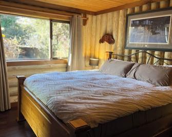 True West Coast Experience Custom Log Home With Sauna & Outside Cedar Soaker Tub - Sooke - Ložnice