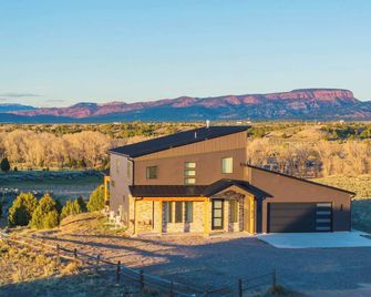 The Cliffs - Bryce Canyon-Zion- Hot Tub- Family Home Sleeps 10 - Hatch