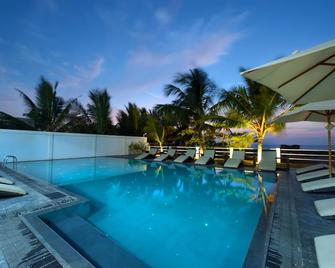 The Beach Apartments - Negombo - Svømmebasseng