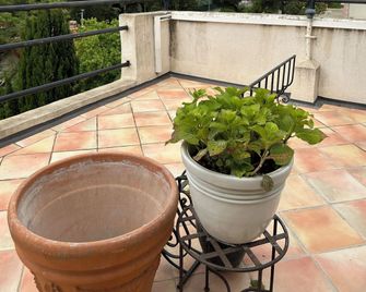 Escale au soleil Hôtel et Appartement - Fréjus - Balkon