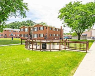 Stylish Comfy Shleby Retreat Patio Parking - Utica - Building