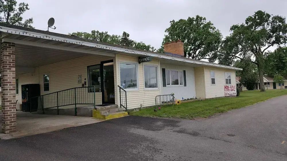 Budget Host Inn - Detroit Lakes - Gebäude