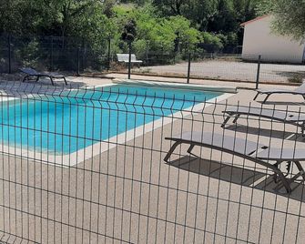 Location de Studio Meublé de Tourisme Avec Terrasse, Proche de Montélimar - Les Tourrettes - Pool