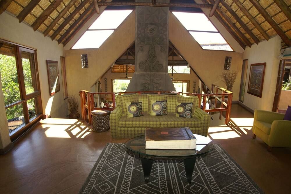 Lukimbi Safari Lodge - Hectorspruit - Living room