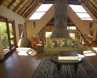 Lukimbi Safari Lodge - Hectorspruit - Living room