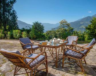 La Ipsing Farm by StayVista - 3 BHK Villa with Balcony, Mountain View, Indoor Games, and Pet Friendly - Mangan - Patio